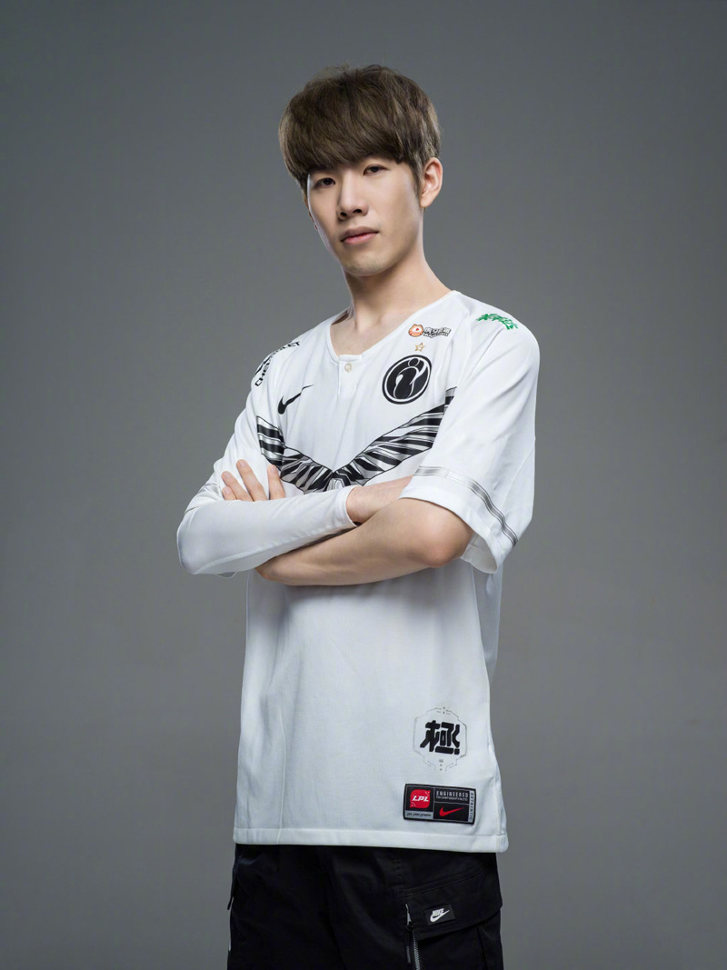 担任后腰的 担任后腰的